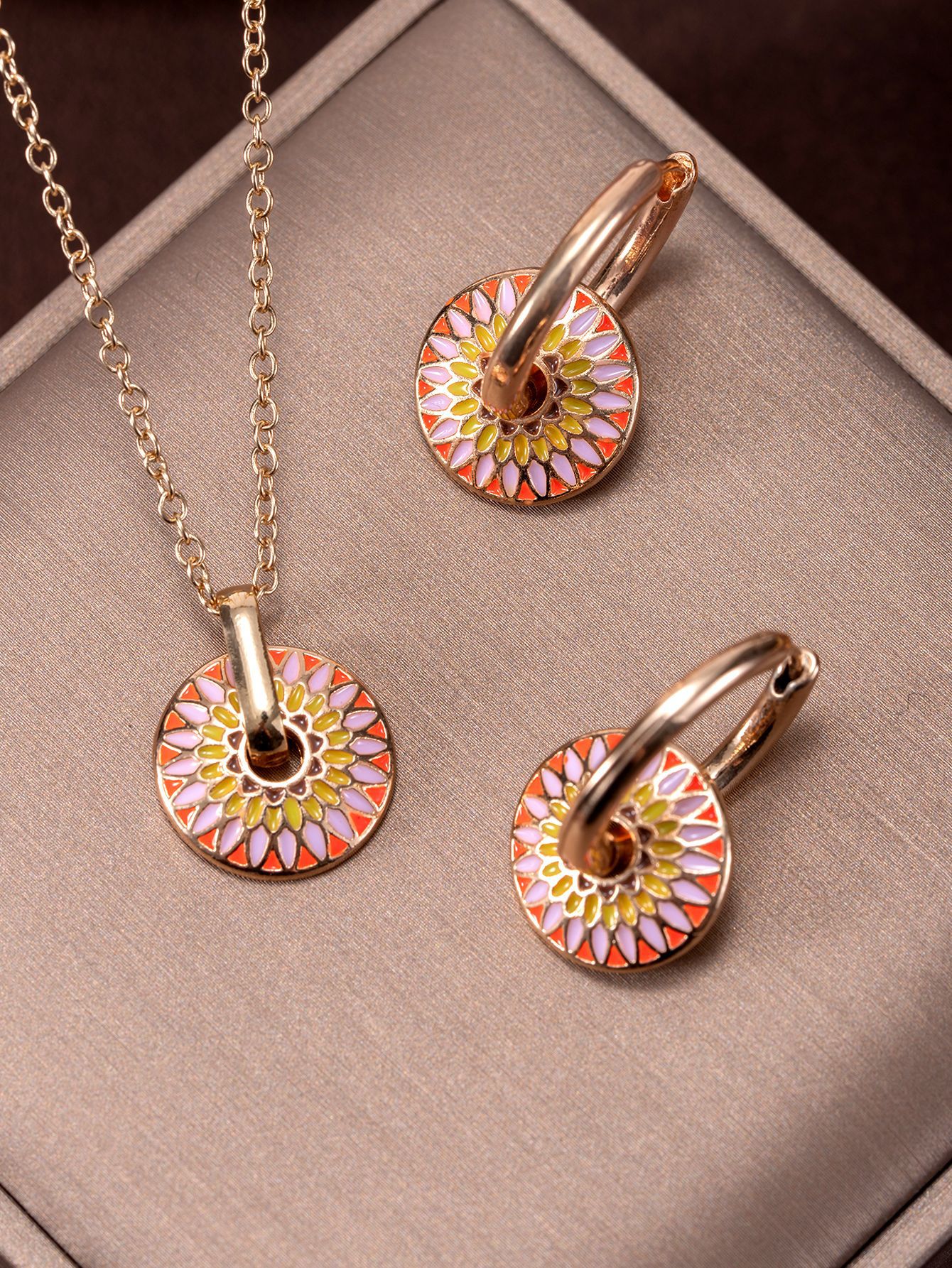 Fashionable Round Set